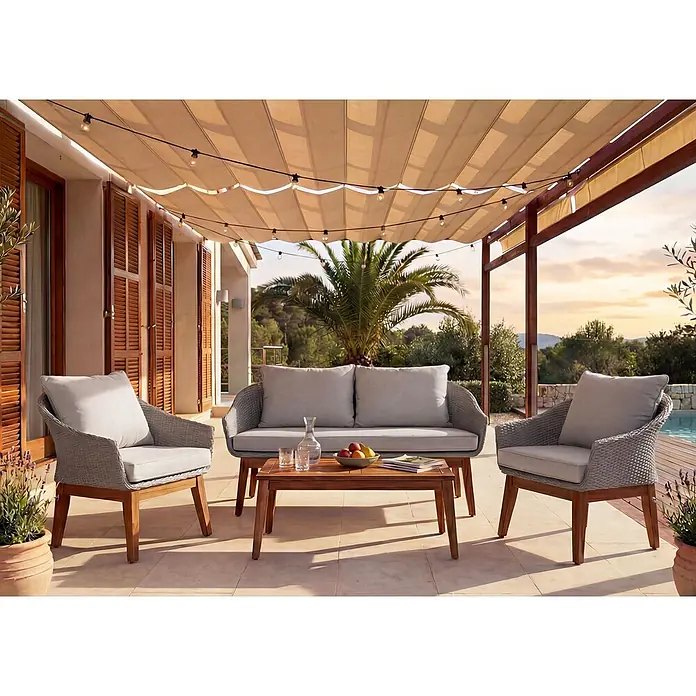 Mendler Loungemöbel-Set HWC-N37 - 4 -tlg., Holz, Grau, Kissen hellgrau, Grau - Graues Outdoor-Sitzmöbelset aus Geflecht: zwei Sessel, ein Sofa und ein Holztisch, unter einer Pergola arrangiert.