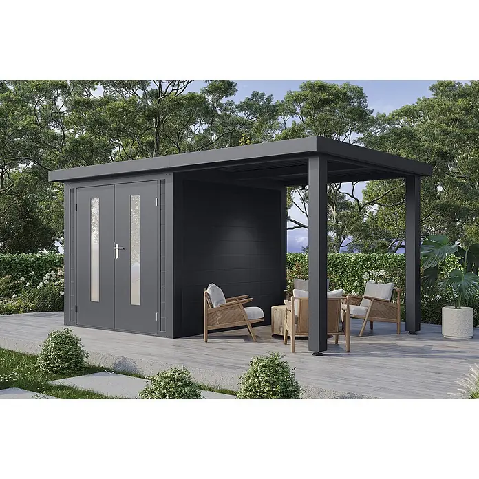 Wolff Finnhaus Gartenhaus Olin Master Line - Außenmaß inkl. Dachüberstand (B x T): 489 x 272 cm, Verbundwerkstoff, Anthrazit - Dunkelgraues Gartenhaus mit Doppeltüren und integrierter Pergola, mit einem Sitzbereich auf Holzterrasse.