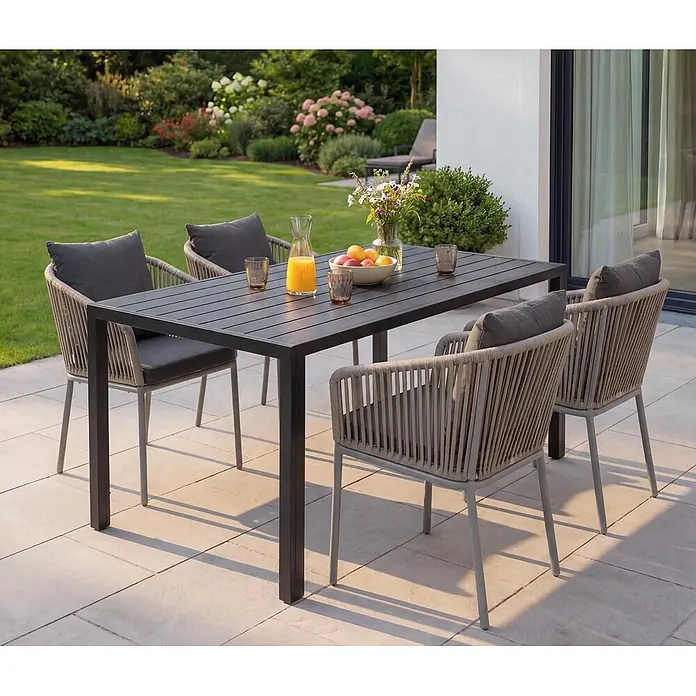 Mendler Gartenmöbel-Set HWC-N41 - 5 -tlg., Metall, Grau, dunkelgrau, Grau, Kissen dunkelgrau - Outdoor-Essgruppe mit dunkelgrauem Lamellentisch und vier Stühlen mit grauer Seilgeflecht und dunklen Polstern auf einer Terrasse.