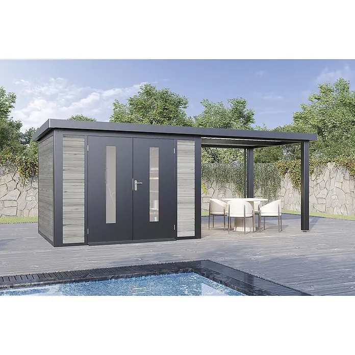 Wolff Finnhaus Gartenhaus Alvar Master Line - Außenmaß inkl. Dachüberstand (B x T): 610 x 272 cm, Holz, Grau - Dunkelgraues Gartenhaus mit hellen Holzpaneelen und angefügter Pergola auf Holzdeck am Pool mit Sitzgruppe.