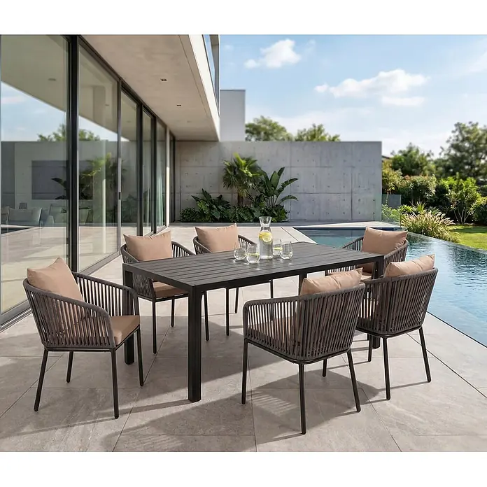 Mendler Gartengarnitur HWC-N41 Tisch+6xStuhl - anthrazit Kissen Taupe -  - Dunkelgraues Outdoor-Essgruppe mit Lattenrosttisch und sechs Stühlen mit geflochtenen Details und hellbeigen Kissen auf einer Terrasse.