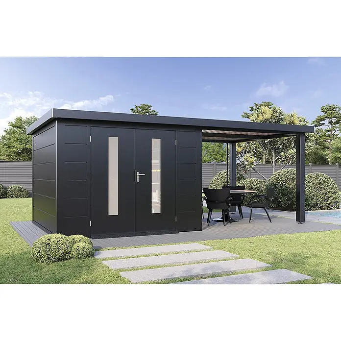 Wolff Finnhaus Gartenhaus Elvar Master Line - Außenmaß inkl. Dachüberstand (B x T): 610 x 332 cm, Metall, Anthrazit - Dunkelgrauer, moderner Gartenschuppen mit Doppeltüren und angebauter Pergola mit Sitzgelegenheiten auf einer Terrasse im Garten.
