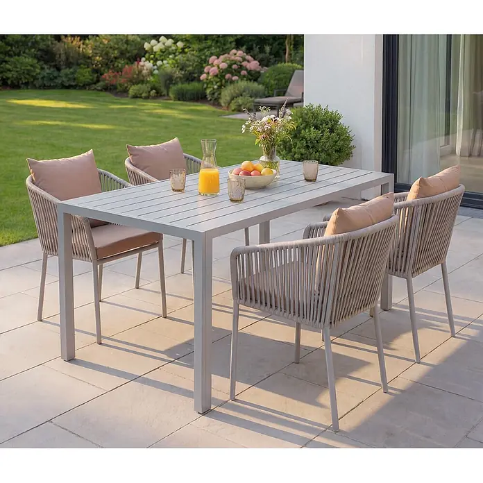 Mendler Gartenmöbel-Set HWC-N41 - 5 -tlg., Metall, Grau, taupe, Grau Kissen taupe - Ein hellgraues Outdoor-Essset mit Lattenrosttisch und Seilgeflechtstühlen, komplett mit Kissen, auf einer Terrasse für Mahlzeiten im Freien.