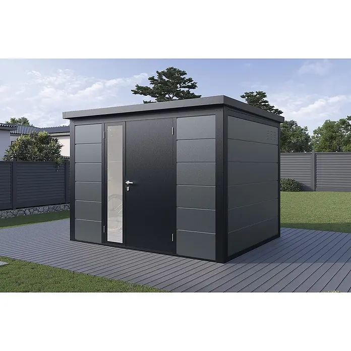 Wolff Finnhaus Gartenhaus Ulrik Prime Line - Außenmaß inkl. Dachüberstand (B x T): 300 x 247 cm, Metall, Felsgrau - Ein moderner dunkelgrauer Metall-Gartenschuppen mit Flachdach und Glaspaneel, auf einer Holzterrasse im Garten.