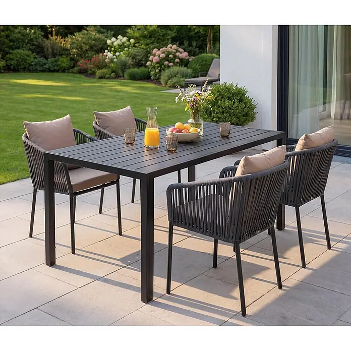 Mendler Gartenmöbel-Set HWC-N41 - 5 -tlg., Metall, Anthrazit, taupe, Anthrazit Kissen taupe - Dunkelgraue Outdoor-Essgruppe mit geflochtenen Stühlen und hellbraunen Kissen auf einer Terrasse.