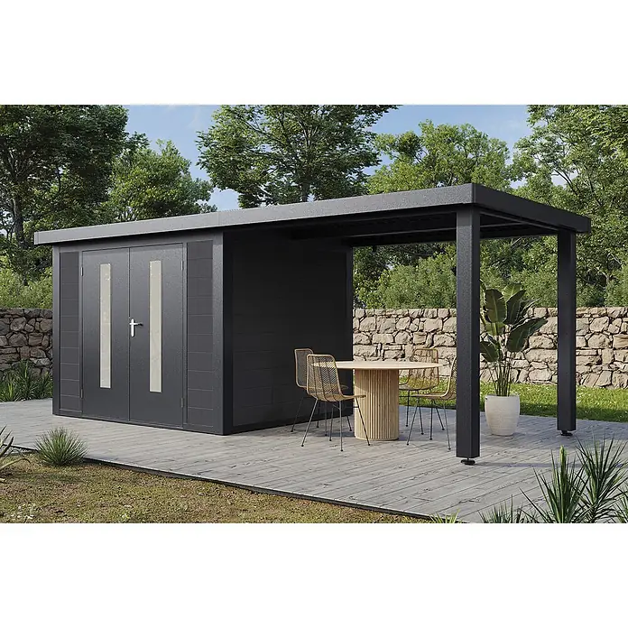 Wolff Finnhaus Gartenhaus Olin Master Line - Außenmaß inkl. Dachüberstand (B x T): 550 x 272 cm, Verbundwerkstoff, Anthrazit - Dunkelgraues Gartenhaus mit integrierter Pergola und Essgruppe auf Holzterrasse im Garten.