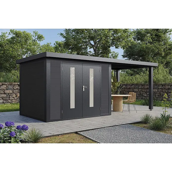 Wolff Finnhaus Gartenhaus Olin Master Line - Außenmaß inkl. Dachüberstand (B x T): 550 x 272 cm, Verbundwerkstoff, Anthrazit - Dunkelgraues Gartenhaus mit Doppeltür und vertikalen Fenstern, mit integriertem Seitenüberdach, auf einer Holzterrasse im Garten.