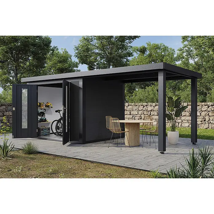 Wolff Finnhaus Gartenhaus Olin Master Line - Außenmaß inkl. Dachüberstand (B x T): 550 x 272 cm, Verbundwerkstoff, Anthrazit - Dunkelgraues Gartenhaus mit offener Tür, Werkzeugen und integrierter Pergola mit Sitzgelegenheiten auf Holzterrasse.
