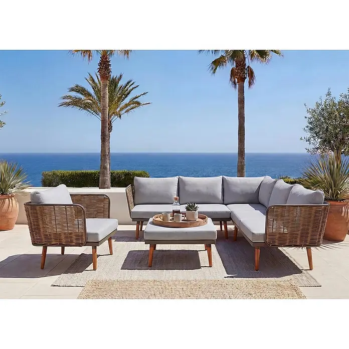 Mendler Loungemöbel-Set HWC-L31 - 4 -tlg., Textil, Hellgrau, Hellgrau - Outdoor-Patiomöbelset mit einem geflochtenen Sofa, Sessel und Hocker mit hellgrauen Polstern und Holzbeinen, mit Meerblick.