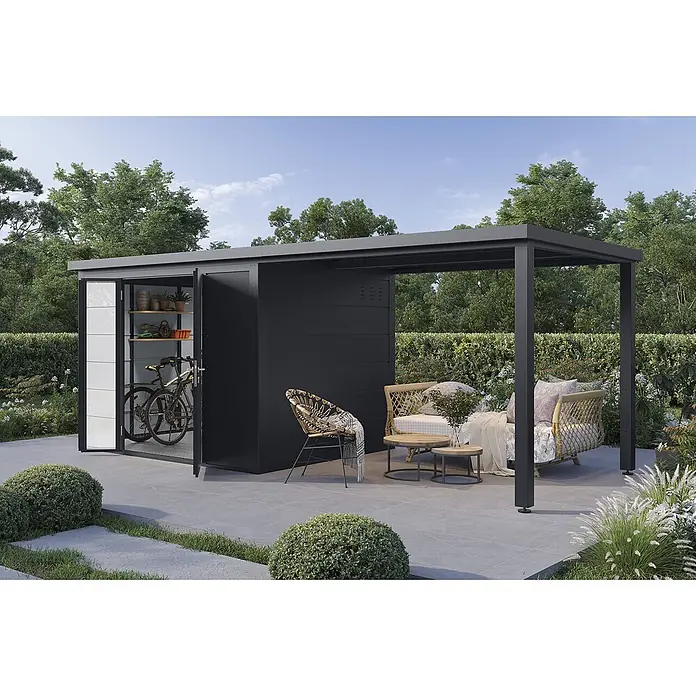 Wolff Finnhaus Gartenhaus Linnea Prime Line - Außenmaß inkl. Dachüberstand (B x T): 580 x 247 cm, Metall, Anthrazit - Dunkelgrauer Gartenhaus mit integrierter Pergola auf Terrasse, für Fahrradlagerung und schattige Sitzgelegenheit mit Rattanmöbeln.
