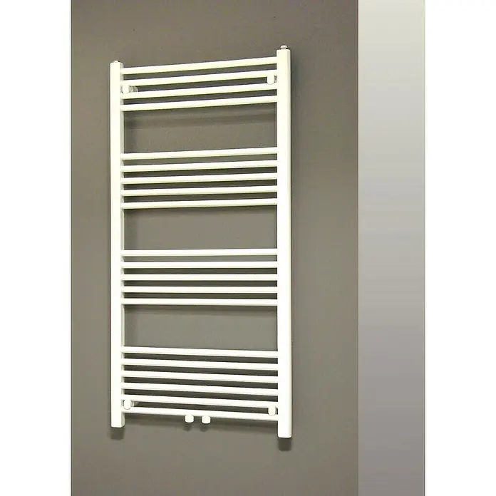 Admiral Radiador toallero Florence - An x Al: 600 x 1.200 mm, Potencia calorífica a una temperatura de 75 °C (D: 50): 577 W - Toallero radiador blanco con barras horizontales sobre pared gris, ideal para secar y calentar toallas en el baño.