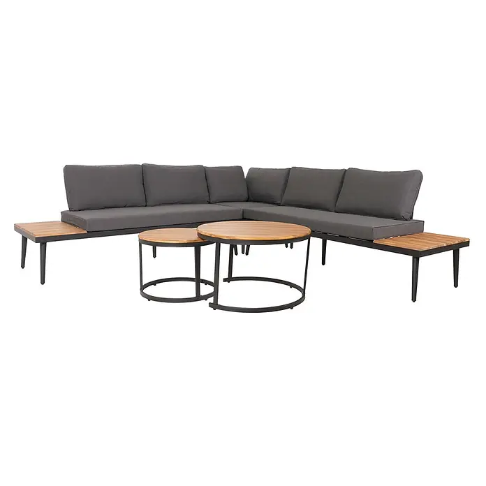 Mendler Loungemöbel-Set HWC-H54 - 3 -tlg., Holz, Braun, Kissen dunkelgrau, Braun, dunkelgrau - L-förmiges Outdoor-Sofa mit dunkelgrauen Kissen, integrierten Holznebentischen und zwei runden Couchtischen mit Holzplatte und schwarzem Metallgestell.