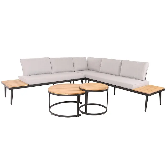 Mendler Loungemöbel-Set HWC-H54 - 3 -tlg., Holz, Hellbraun, Kissen hellgrau, Hellbraun, hellgrau - L-förmiges Outdoor-Sofa mit grauen Kissen und Holztischen, dazu zwei ineinanderstellbare Couchtische mit Holzplatten und schwarzen Gestellen.