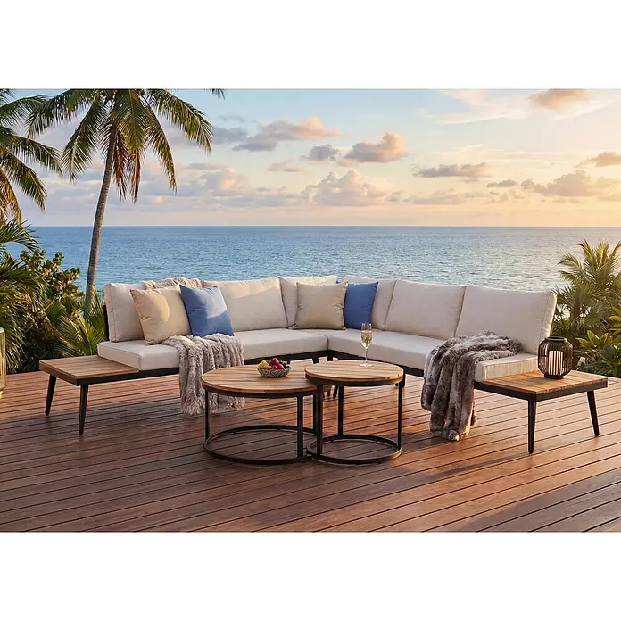 Mendler Loungemöbel-Set HWC-H54 - 3 -tlg., Holz, Hellbraun, Kissen hellgrau, Hellbraun, hellgrau - Outdoor-Ecksofa mit hellen Kissen, dunklen Holztischen und schwarzen Metallrahmen auf einer Terrasse mit Meerblick.