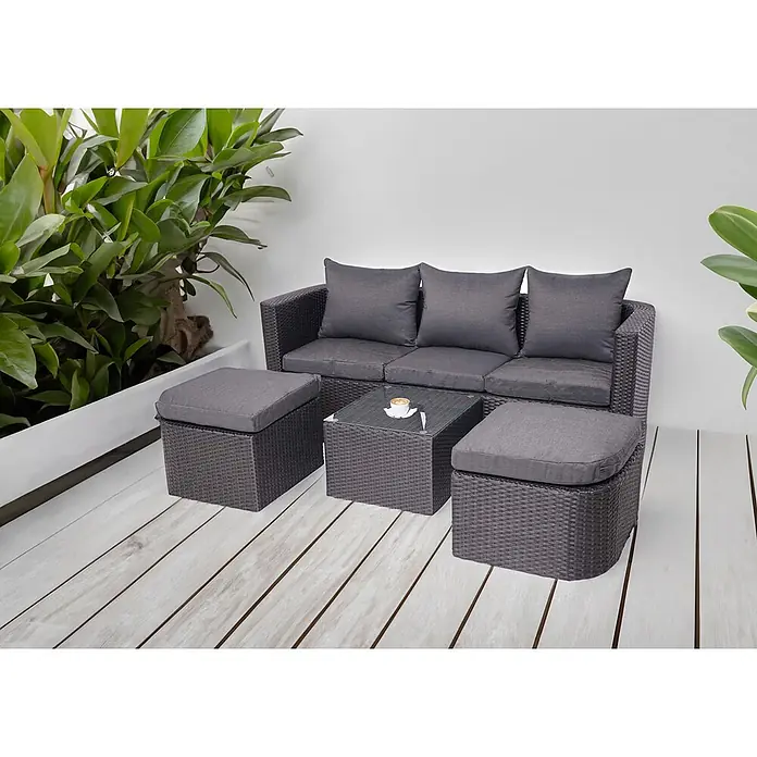 Mendler Loungemöbel-Set HWC-J37 - 4 -tlg., Rattan, Anthrazit, Kissen dunkelgrau, Anthrazit - Dunkelgraues Rattan-Outdoor-Lounge-Set: ein 3-Sitzer-Sofa, zwei Hocker und ein Couchtisch mit Glasplatte mit passenden Kissen.