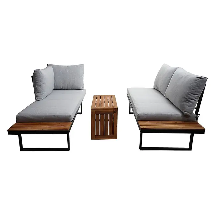 Mendler Loungemöbel-Set HWC-L27 - 3 -tlg., Holz, Hellgrau, Hellgrau - Outdoor-Lounge-Set mit zwei hellgrau gepolsterten Liegen und einem Beistelltisch aus Holzlatten, alle mit schwarzem Metallrahmen.