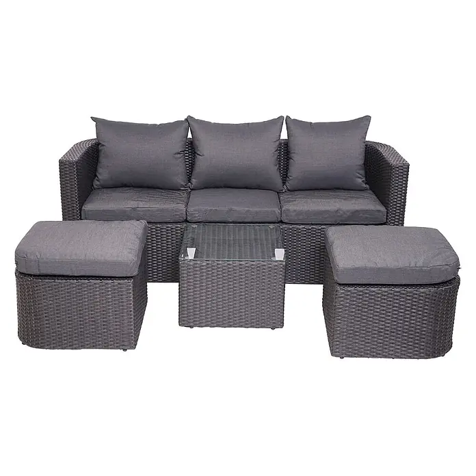 Mendler Loungemöbel-Set HWC-J37 - 4 -tlg., Rattan, Anthrazit, Kissen dunkelgrau, Anthrazit - Dunkelgraue Rattan-Gartenmöbelgarnitur mit 3er-Sofa, zwei Fußhockern und einem Couchtisch mit Glasplatte, alle mit passenden grauen Kissen.