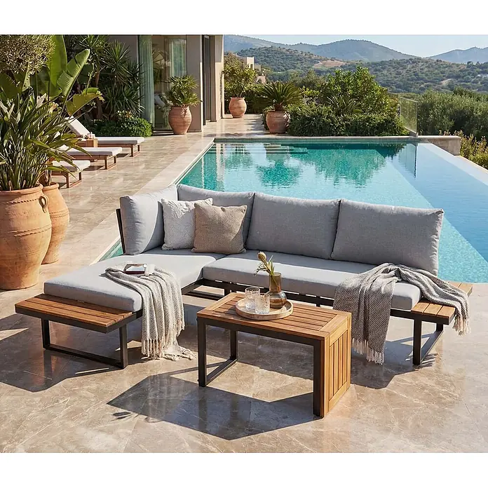 Mendler Loungemöbel-Set HWC-L27 - 3 -tlg., Holz, Hellgrau, Hellgrau - Graues Outdoor-Ecksofa mit Holzdetails und passendem Couchtisch am Pool auf einer Steinterrasse.