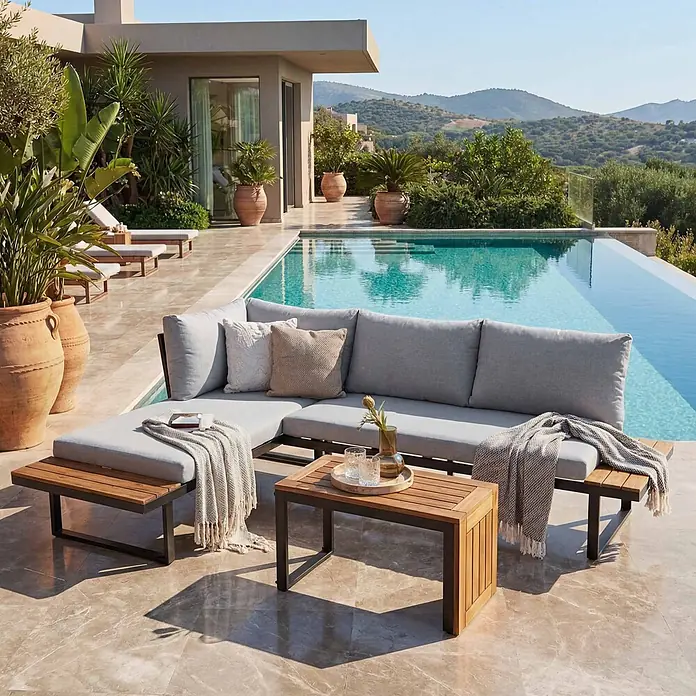 Mendler Loungemöbel-Set HWC-L27 - 3 -tlg., Holz, Hellgrau, Hellgrau - Outdoor-Lounge-Set mit grauen Kissen, Holzdetails und dunklem Metallrahmen auf einer Terrasse neben einem Infinity-Pool.
