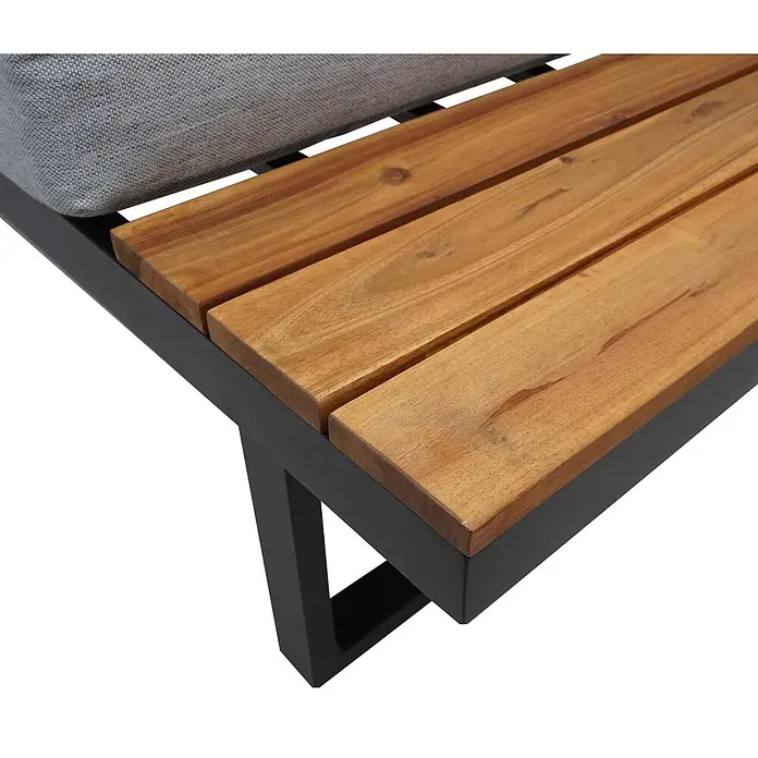 Mendler Loungemöbel-Set HWC-L27 - 3 -tlg., Holz, Hellgrau, Hellgrau - Outdoor-Liege mit hellgrauem Kissen, Naturholzlatten und dunkelgrauem Metallrahmen.