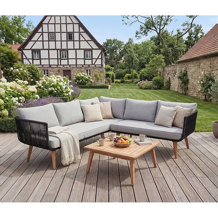 Mendler Loungemöbel-Set HWC-L30 - 3 -tlg., Holz, Polster hellgrau, Hellgrau - Outdoor L-förmiges Lounge-Set mit grauen Kissen, schwarzem Seildetail und Holzbeinen, dazu ein quadratischer Holztisch auf einer Terrasse.