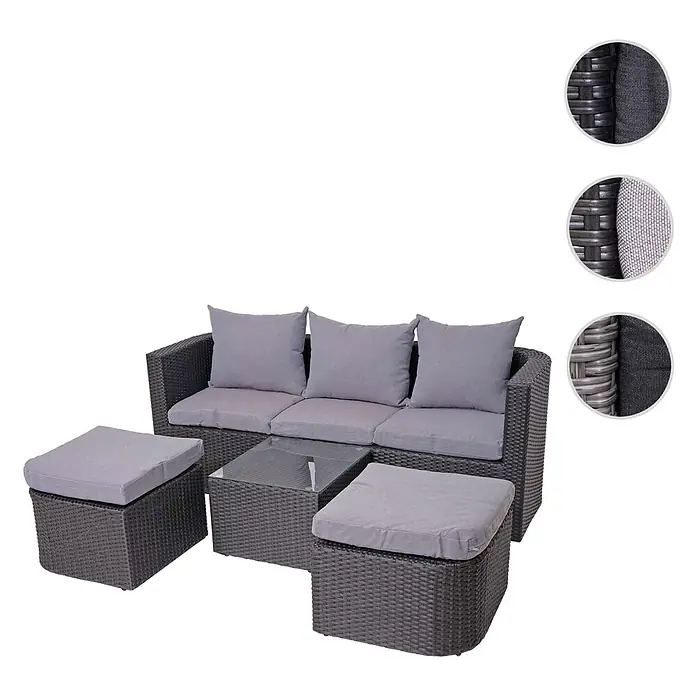 Mendler Loungemöbel-Set HWC-J37 - 4 -tlg., Rattan, Anthrazit, Kissen hellgrau, Anthrazit - Dunkelgraue Rattan-Gartenmöbel: 3-Sitzer-Sofa, 2 Hocker, Glastisch, alle mit hellgrauen Kissen.