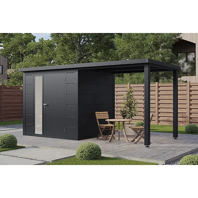 Wolff Finnhaus Gartenhaus Linnea Prime Line - Außenmaß inkl. Dachüberstand (B x T): 460 x 220 cm, Metall, Anthrazit - Dunkelgrauer Metall-Gartenschuppen mit angebauter schwarzer Pergola, die einen kleinen Sitzbereich auf einer Holzterrasse beschattet.