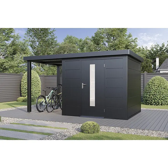 Wolff Finnhaus Gartenhaus Thorin Master Line - Außenmaß inkl. Dachüberstand (B x T): 399 x 272 cm, Metall, Anthrazit - Dunkelgraues Metallgerätehaus mit integriertem Carport, in einem modernen Garten, mit zwei Fahrrädern darunter.