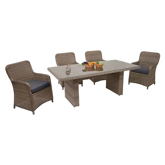 Mendler Gartensessel HWC-E98 - 2 Stk., Polyrattan, Beige, Kissen grau, B x T x H: 63 x 63 x 94 cm - Braunes Rattan-Gartenset mit rechteckigem Glastisch und vier Stühlen mit dunklen Kissen.