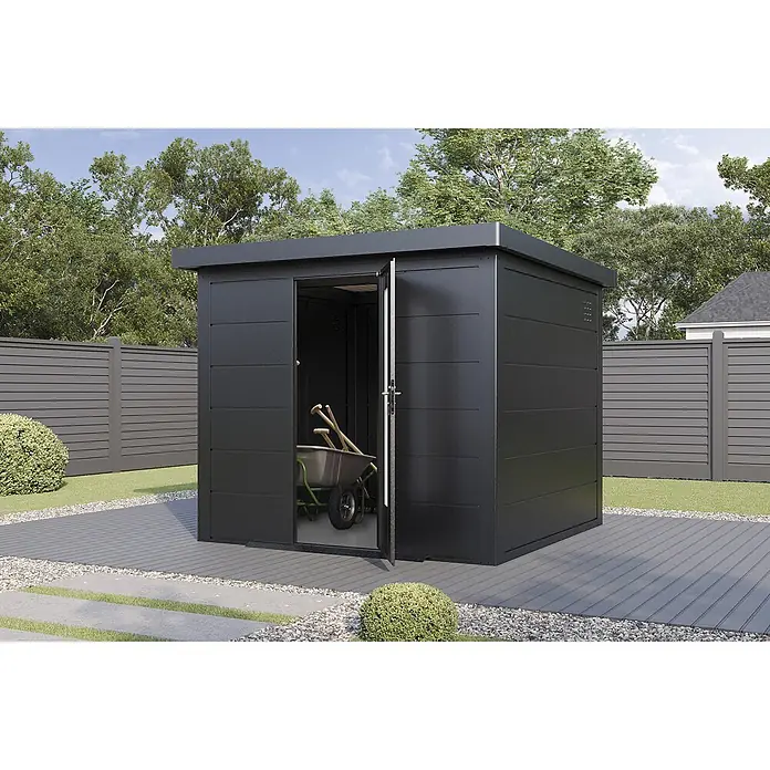 Wolff Finnhaus Gartenhaus Hakon Master Line - Außenmaß inkl. Dachüberstand (B x T): 264 x 272 cm, Metall, Anthrazit - Moderner dunkelgrauer Geräteschuppen mit geöffneten Doppeltüren, der eine Schubkarre und Gartengeräte im Inneren zeigt, auf einer Komposit-Terrasse im Garten.