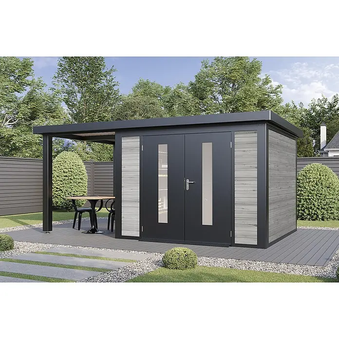 Wolff Finnhaus Gartenhaus Alvar Master Line - Außenmaß inkl. Dachüberstand (B x T): 550 x 272 cm, Holz, Grau - Moderner Geräteschuppen mit angebauter dunkelgrauer Pergola, hellgrauen Holzverkleidungen und Doppeltüren, auf einer Terrasse mit Gartenmöbeln.