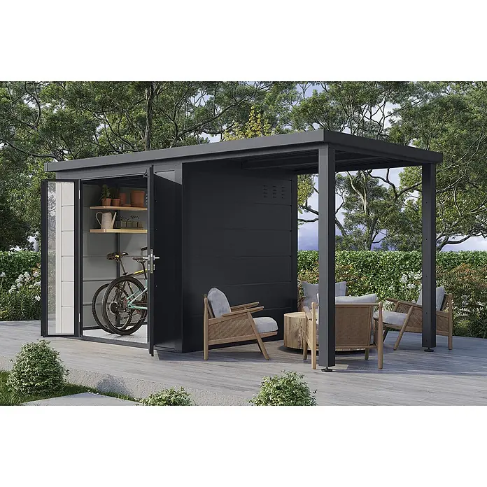 Wolff Finnhaus Gartenhaus Linnea Prime Line - Außenmaß inkl. Dachüberstand (B x T): 429 x 220 cm, Metall, Anthrazit - Dunkelgrauer Metall-Geräteschuppen und Pergola-Einheit mit geöffneten Türen, die Fahrräder und Regale zeigen, sowie Sitzgelegenheiten im Garten.