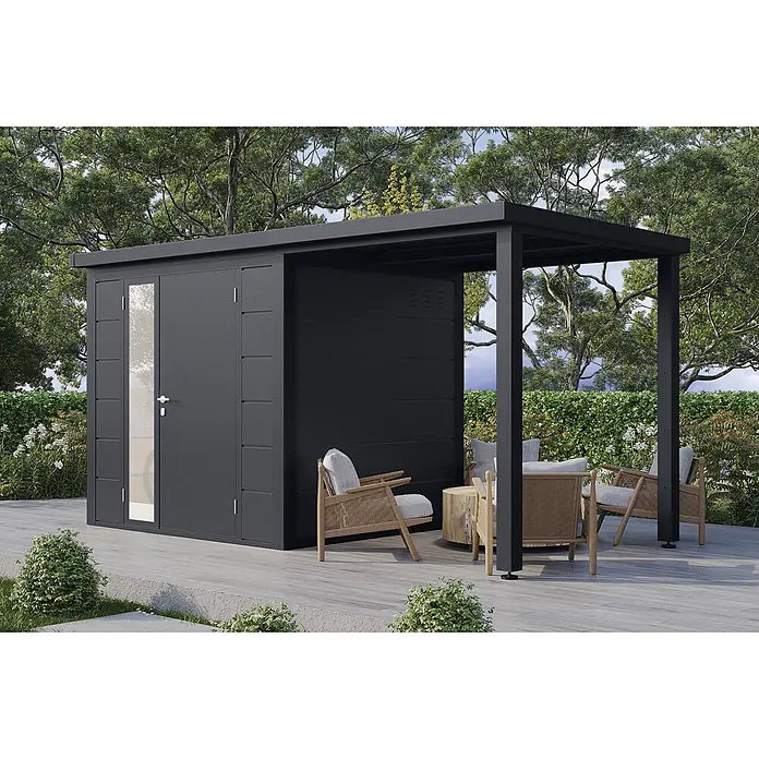 Wolff Finnhaus Gartenhaus Linnea Prime Line - Außenmaß inkl. Dachüberstand (B x T): 429 x 220 cm, Metall, Anthrazit - Moderner dunkelgrauer Geräteschuppen mit integrierter Pergola, auf einer Terrasse mit Sitzgelegenheiten.