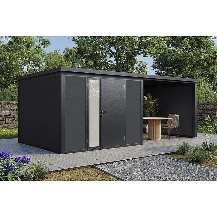 Wolff Finnhaus Gartenhaus Juna Prime Line - Außenmaß inkl. Dachüberstand (B x T): 590 x 306 cm, Verbundwerkstoff, Anthrazit - Moderner, dunkelgrauer Geräteschuppen mit integriertem offenem Terrassenbereich auf einer Holzterrasse.