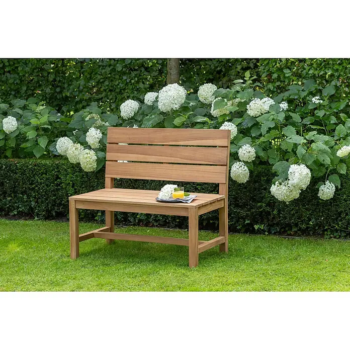 Bene Living Gartenbank Lewes - Teakholz, Natur - Gartenbank aus Holz mit Getränk und Blumen, ideal für Entspannung im Freien.