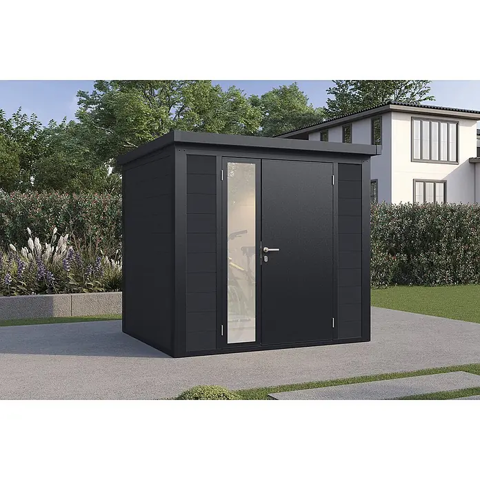 Wolff Finnhaus Gartenhaus Asger Prime Line - Außenmaß inkl. Dachüberstand (B x T): 240 x 220 cm, Verbundwerkstoff, Anthrazit - Anthrazitfarbener Gartenschuppen mit Flachdach, Doppeltür und vertikalem Fenster, auf einer Betonplatte im Garten.