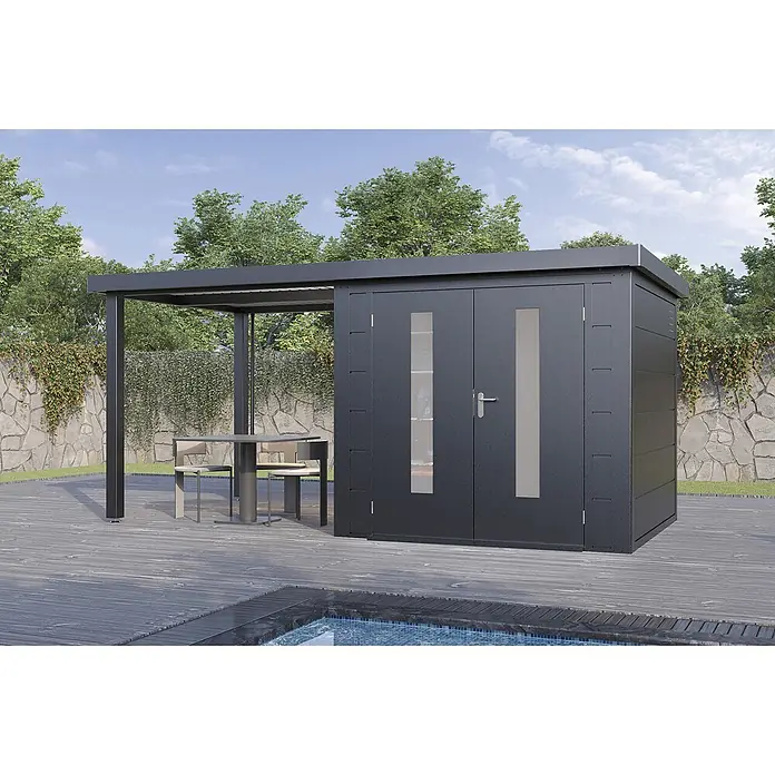Wolff Finnhaus Gartenhaus Elvar Master Line - Außenmaß inkl. Dachüberstand (B x T): 489 x 272 cm, Metall, Anthrazit - Dunkelgraues Gartenhaus mit integrierter Pergola und Sitzbereich auf Holzdeck am Pool.