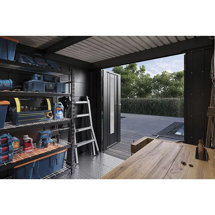 Wolff Finnhaus Gartenhaus Elvar Master Line - Außenmaß inkl. Dachüberstand (B x T): 489 x 272 cm, Metall, Anthrazit - Geräumiger, dunkelgrauer Geräteschuppen innen mit Werkzeugen auf Regalen, offen zur Terrasse. Ideal für Garten- und Haushaltslagerung.