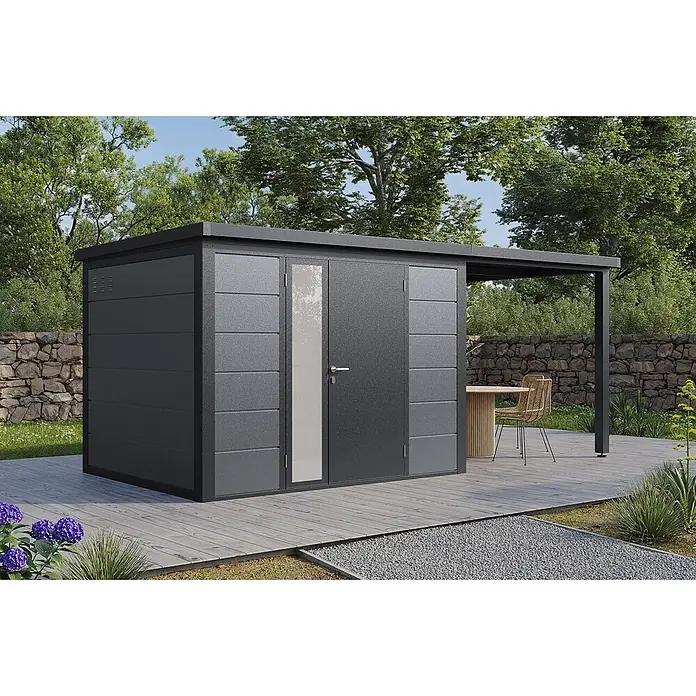 Wolff Finnhaus Gartenhaus Linnea Prime Line - Außenmaß inkl. Dachüberstand (B x T): 519 x 247 cm, Metall, Felsgrau - Dunkelgrauer Metall-Gartenschuppen mit integrierter Pergola, bietet Stauraum und einen schattigen Sitzbereich auf einer Holzterrasse.