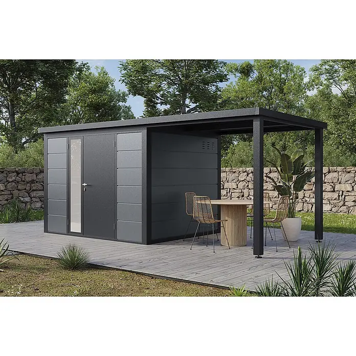 Wolff Finnhaus Gartenhaus Linnea Prime Line - Außenmaß inkl. Dachüberstand (B x T): 519 x 247 cm, Metall, Felsgrau - Dunkelgraues Gerätehaus mit integrierter Pergola auf Holzdeck, mit Tisch und Stühlen für den Außenbereich.