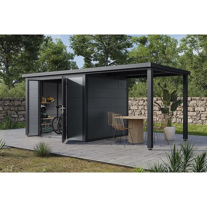Wolff Finnhaus Gartenhaus Linnea Prime Line - Außenmaß inkl. Dachüberstand (B x T): 519 x 247 cm, Metall, Felsgrau - Dunkelgraues Metall-Gartenhaus mit angebauter Pergola, bietet Stauraum für Werkzeuge und Fahrräder sowie einen Essbereich im Freien auf einer Holzterrasse.