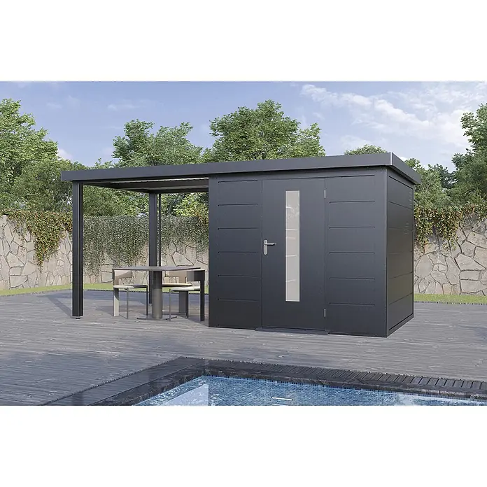 Wolff Finnhaus Gartenhaus Thorin Master Line - Außenmaß inkl. Dachüberstand (B x T): 489 x 272 cm, Metall, Anthrazit - Dunkelgraues Metall-Gartenhaus mit integrierter Pergola und Sitzbereich am Pool auf einer Holzterrasse.
