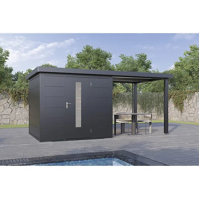Wolff Finnhaus Gartenhaus Thorin Master Line - Außenmaß inkl. Dachüberstand (B x T): 489 x 272 cm, Metall, Anthrazit - Dunkelgraues Gartenhaus mit angebauter Pergola und Sitzbereich, auf einer Holzterrasse neben einem Pool.
