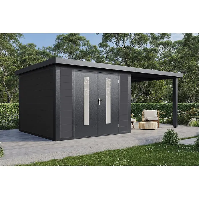 Wolff Finnhaus Gartenhaus Olin Master Line - Außenmaß inkl. Dachüberstand (B x T): 610 x 332 cm, Verbundwerkstoff, Anthrazit - Anthrazitfarbener Gartenschuppen mit Doppeltür und angebauter Pergola auf einer Terrasse, umgeben von Grün.