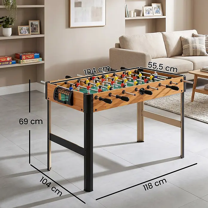 HOMCOM-Tischkicker-118L x 104B x 69H cm -  - Fussballtisch aus Holz mit schwarzen Beinen und roten/gelben Spielern in einem Wohnzimmer, mit Maßen.