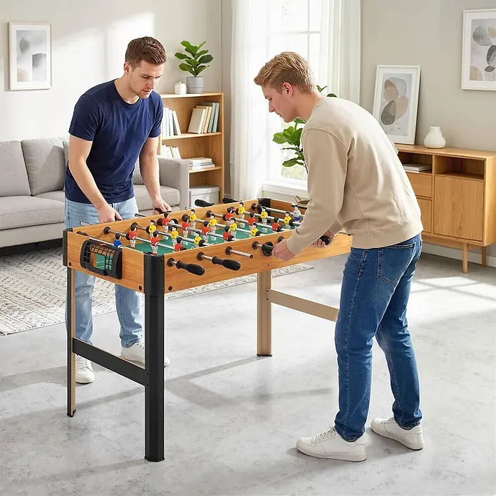 HOMCOM-Tischkicker-118L x 104B x 69H cm -  - Zwei Männer spielen aktiv Tischfußball an einem Holztisch mit schwarzen Beinen und Griffen und roten und gelben Spielerfiguren.