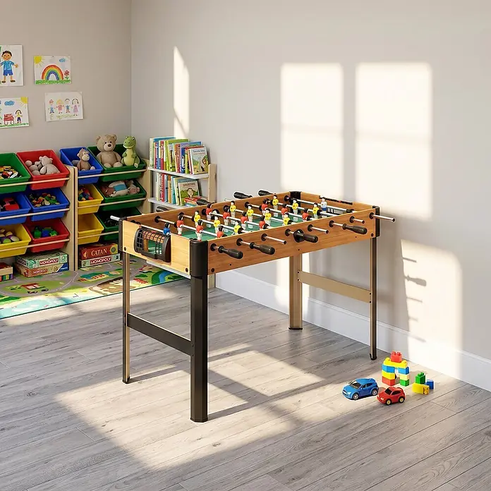 HOMCOM-Tischkicker-118L x 104B x 69H cm -  - Ein hölzerner Kicker mit schwarzen Beinen steht in einem sonnigen Spielzimmer voller bunter Spielzeuge und Kinderzeichnungen.