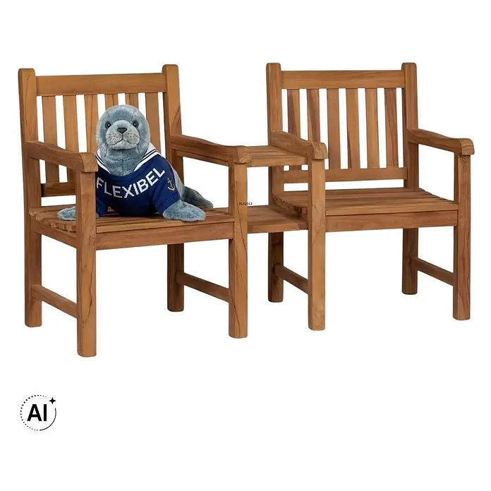 Bene Living Gartenbank Feierabend - Teakholz, Natur - Zwei Gartenstühle aus Holz mit integriertem Tisch; auf einem Stuhl sitzt ein Plüsch-Seehund mit blauem 'FLEXIBEL'-Pullover.