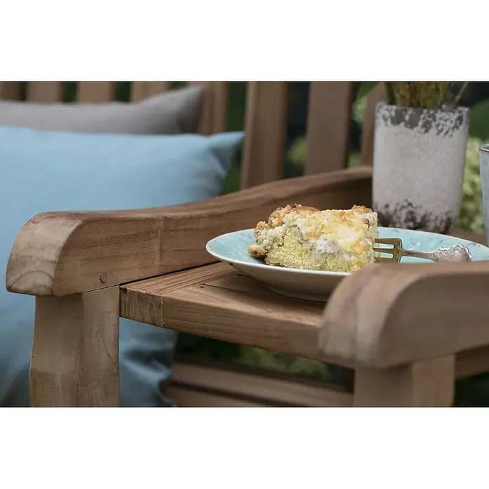 Bene Living Gartenbank Feierabend - Teakholz, Natur - Hölzerne Gartenstuhlarmlehne in Naturholzoptik mit einem Teller Kuchen.
