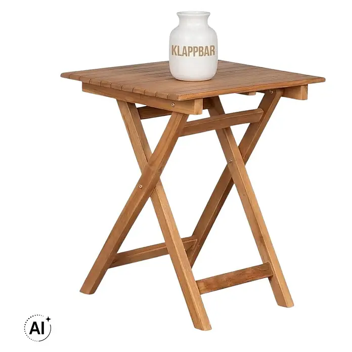 Bene Living Balkontisch Porton - Teakholz, Klappbar, Quadratisch, Natur - Klappbarer Holztisch in Teakfarbe mit lattenförmiger quadratischer Platte und gekreuzten Beinen. Eine weiße Vase steht darauf.